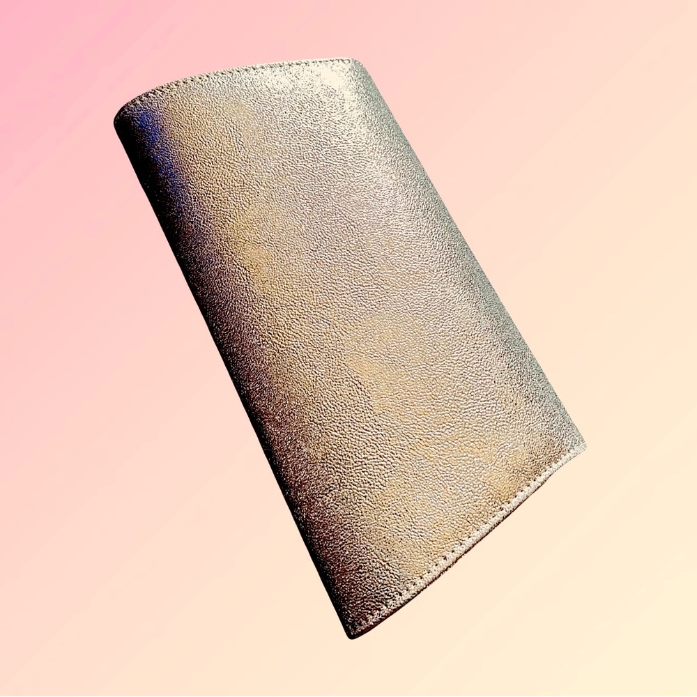 White gold clutch